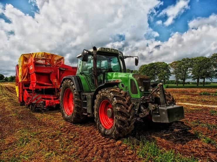 traktor zemlja poljoprivreda 1